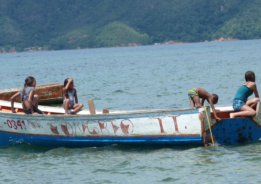 niños en el bote post.jpg