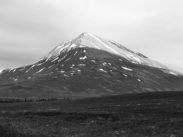 black-and-white-mountain-in-light-reykholt-artfabrik.png