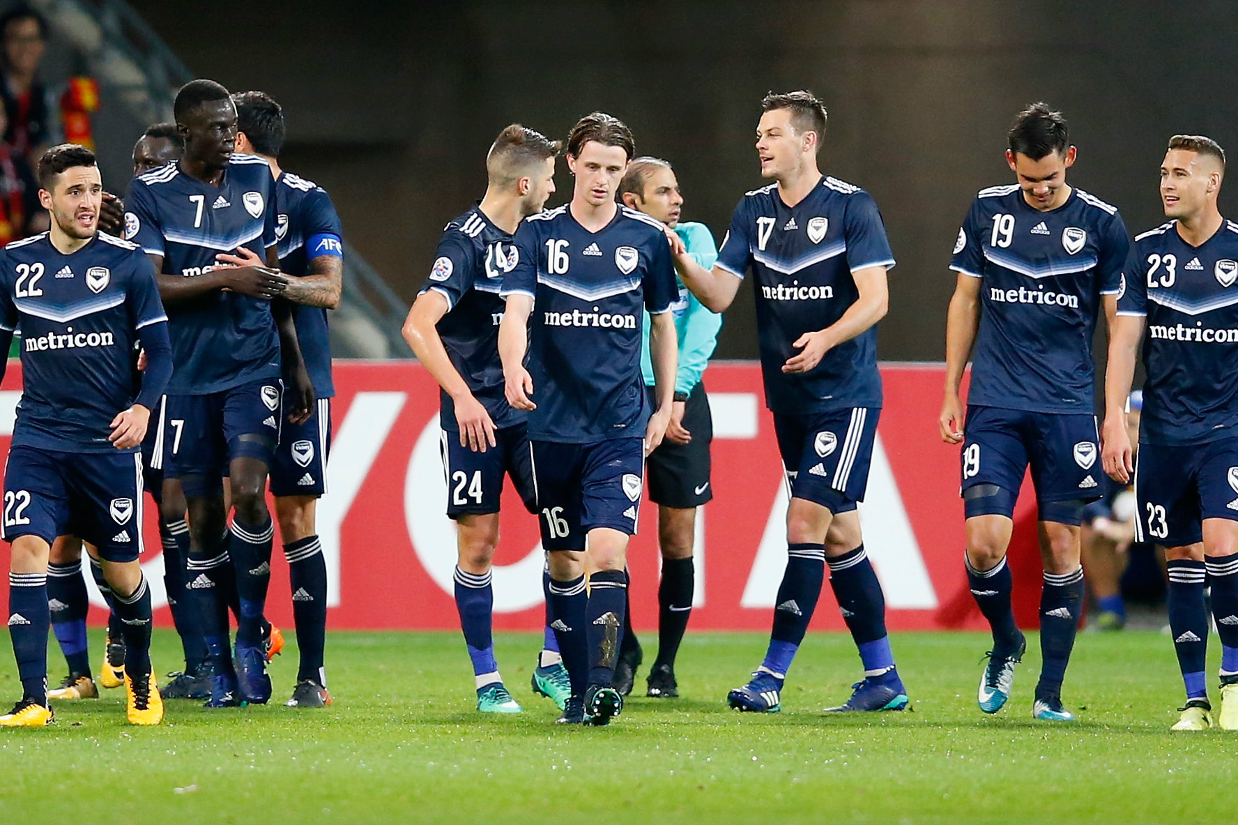 Мельбурн виктори матчи. Melbourne Victory. Клуб Виктори Мельбурн. МАКАРТУР Мельбурн. Мельбурн Виктори logo.