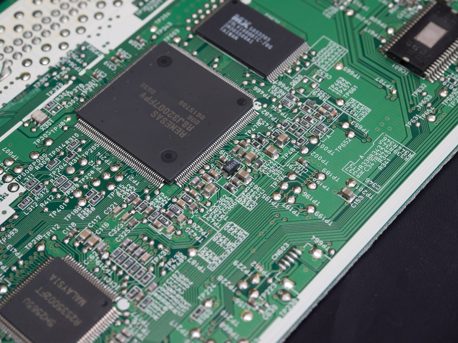 electronic-devices-514185_1920.jpg