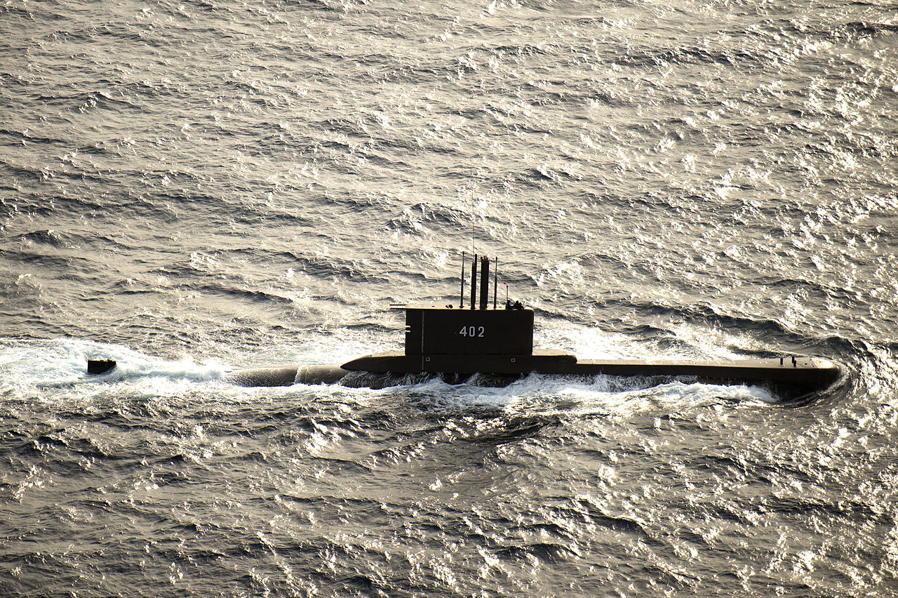 1280px-Indonesian_submarine_KRI_Nanggala_(402)_underway_in_August_2015.jpeg