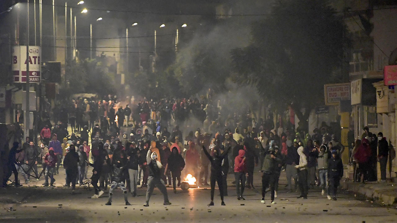Tunisia seeks to stem wave of night-time street riots.jpg