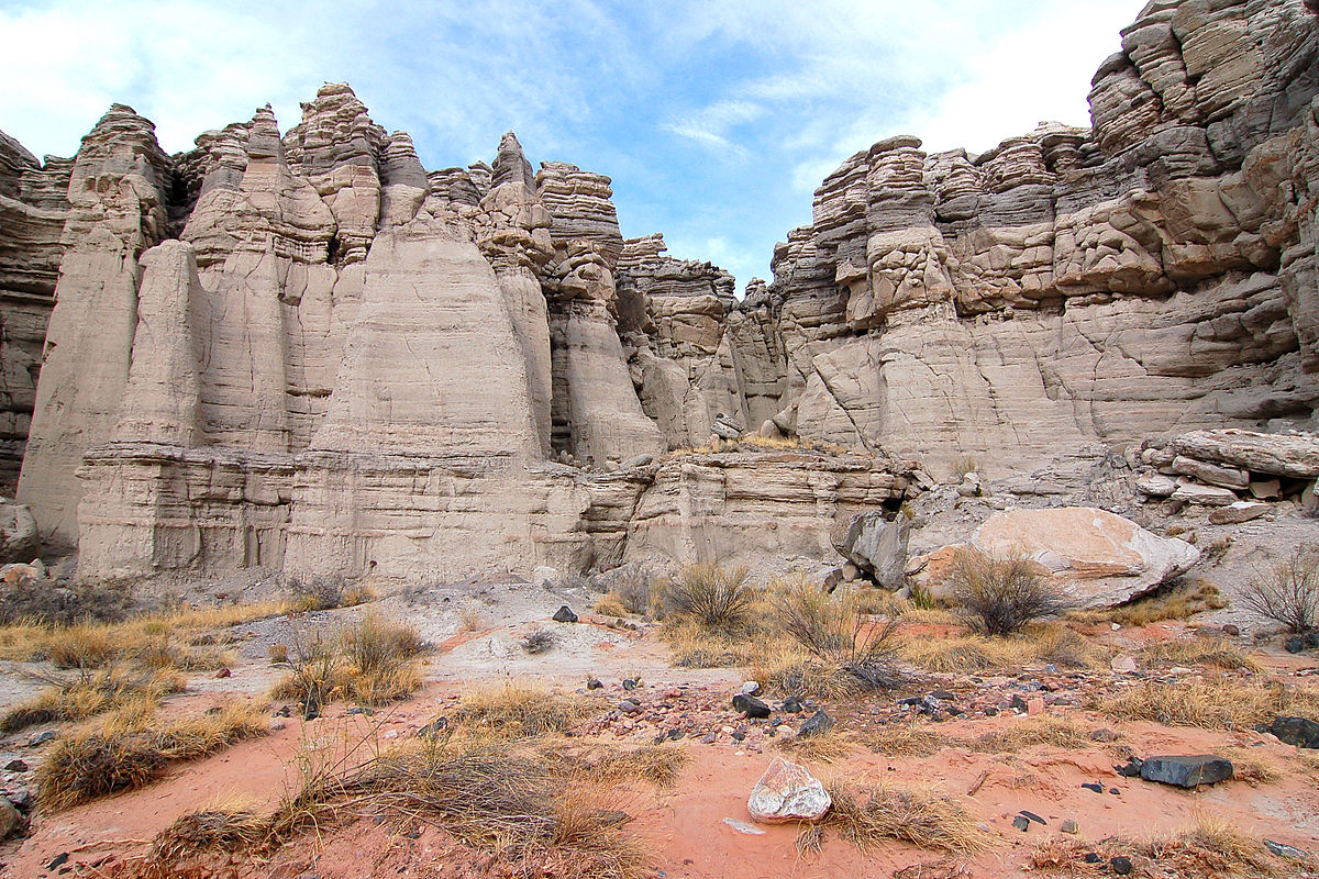 1200px-Plaza_Blanca_cliffs,_NM.jpg