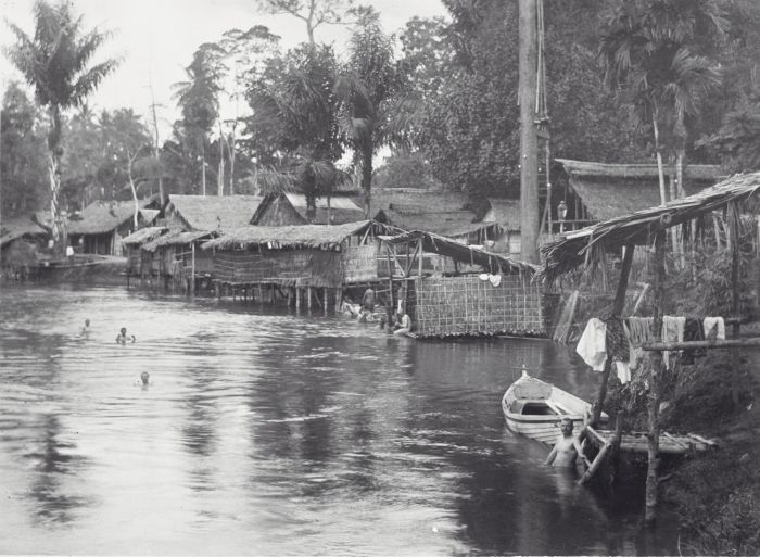 COLLECTIE_TROPENMUSEUM_Bivak_langs_de_rivier_TMnr_60039123.jpg