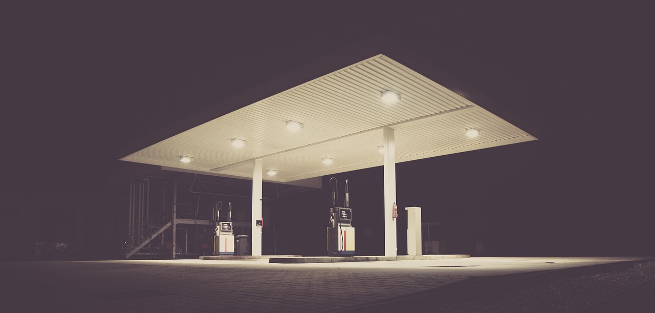 filling-station-g7b8c6aa42_1280.jpg