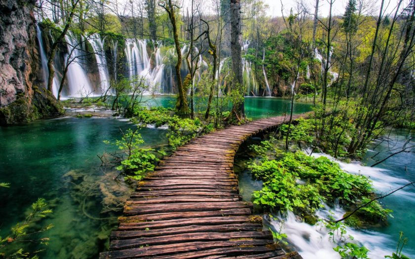 Plitvice-Lakes-National-Park-Forest-Reserve-of-295-sq-km-in-central-Croatia-16-terraced-lakes-merged-with-waterfalls-Desktop-Wallpaper-HD-3840x2160-840x525.jpg
