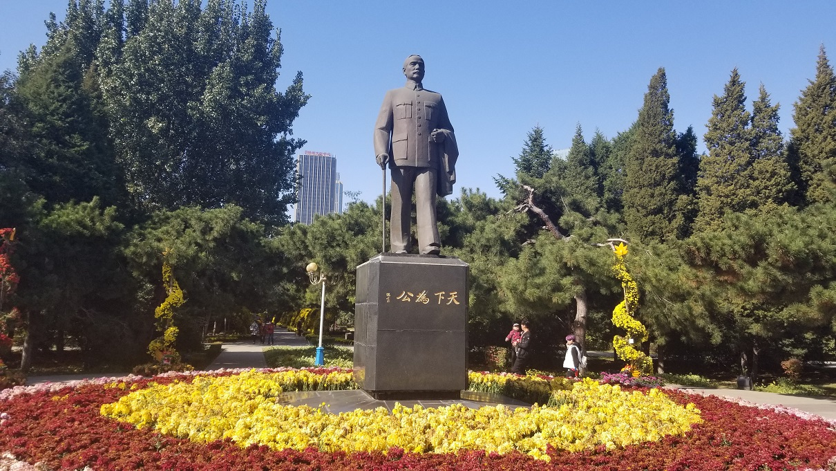 中山公园的孙中山像以及其它雕像