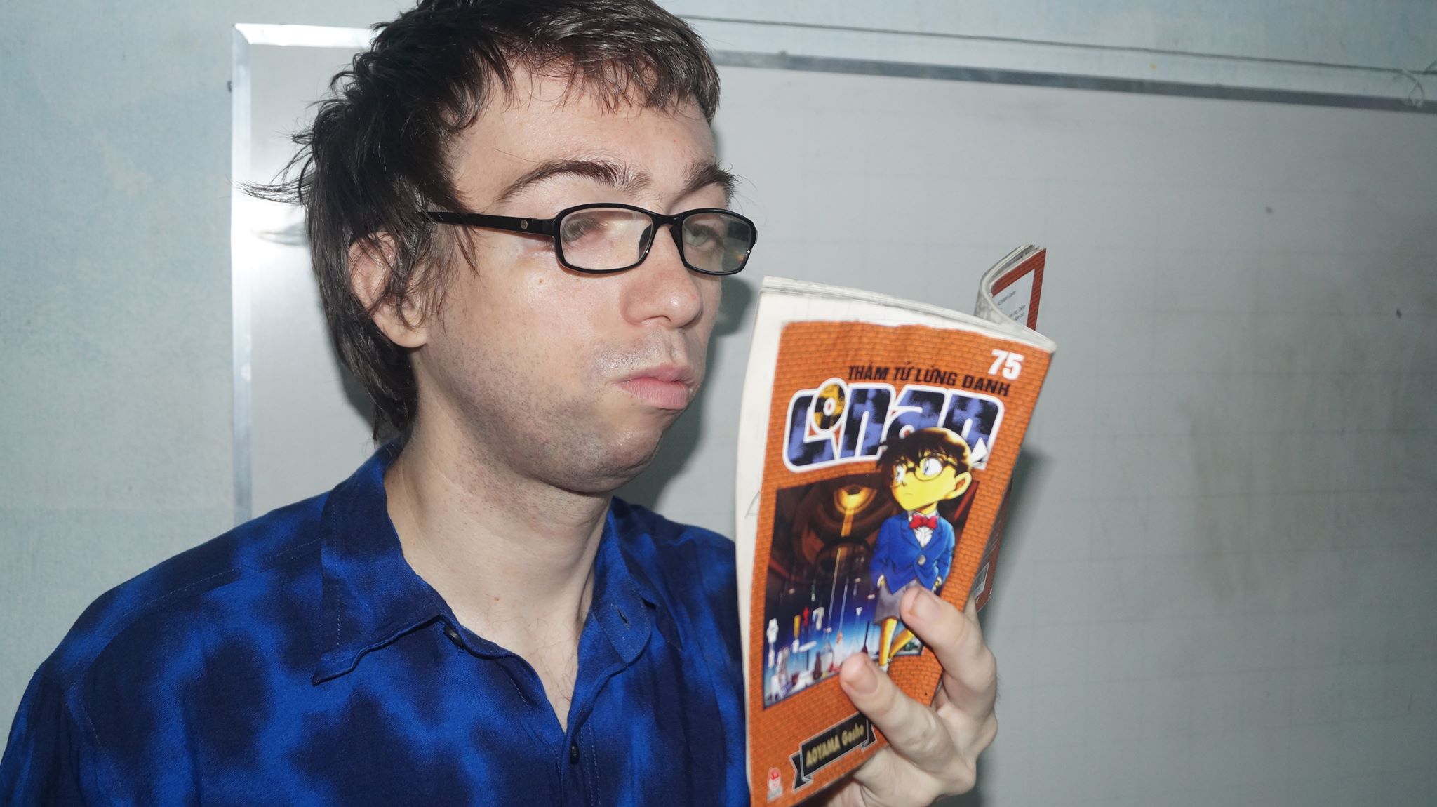 2015-09-01 - Tuesday - 09:53 PM - Conan Comic Oatmeal Joey Arnold Reading Blue Shirt.jpg