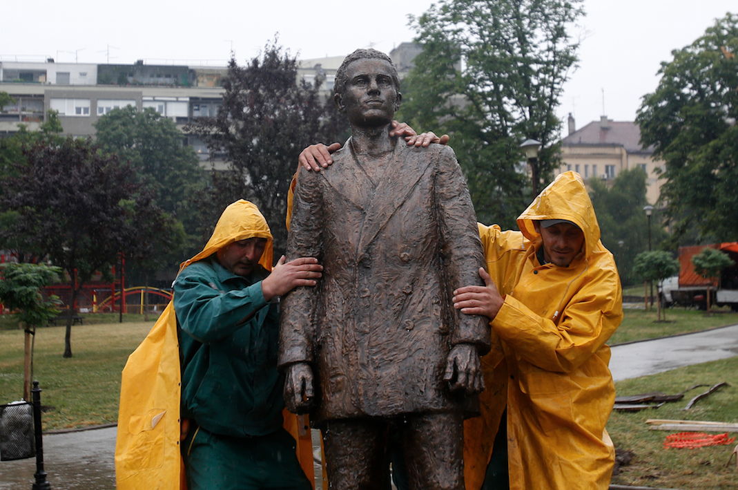 Monumento del magnicida Princip en un barrio de Sarajevo (2014).png