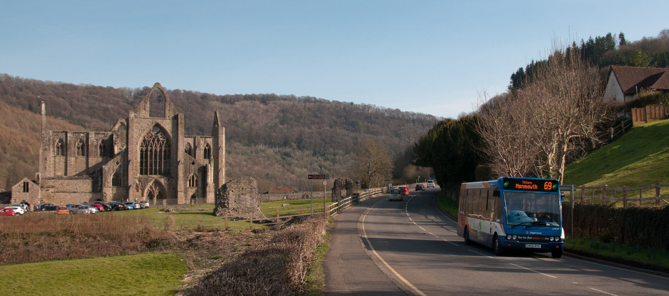 Tintern_Abbey_&_Stagecoach_South_Wales_bus_47637_(CN58_BYG),_11_March_2012.jpg