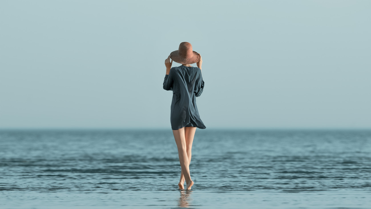 portrait-of-girl-at-sea-summer-i58840.jpg