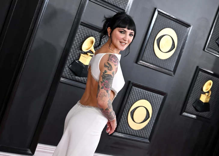 julia-michaels-deep-french-manicure-grammys (1).webp