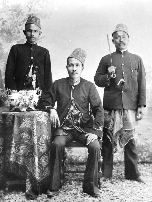 COLLECTIE_TROPENMUSEUM_Portret_van_de_pretendent_Sultan_van_Atjeh_met_volgelingen_TMnr_10001836.jpg