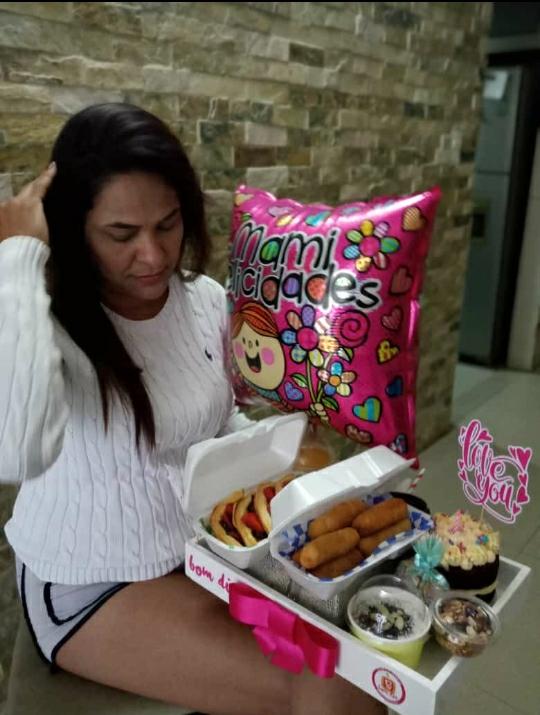 Recibiendo su primer regalo.jpeg