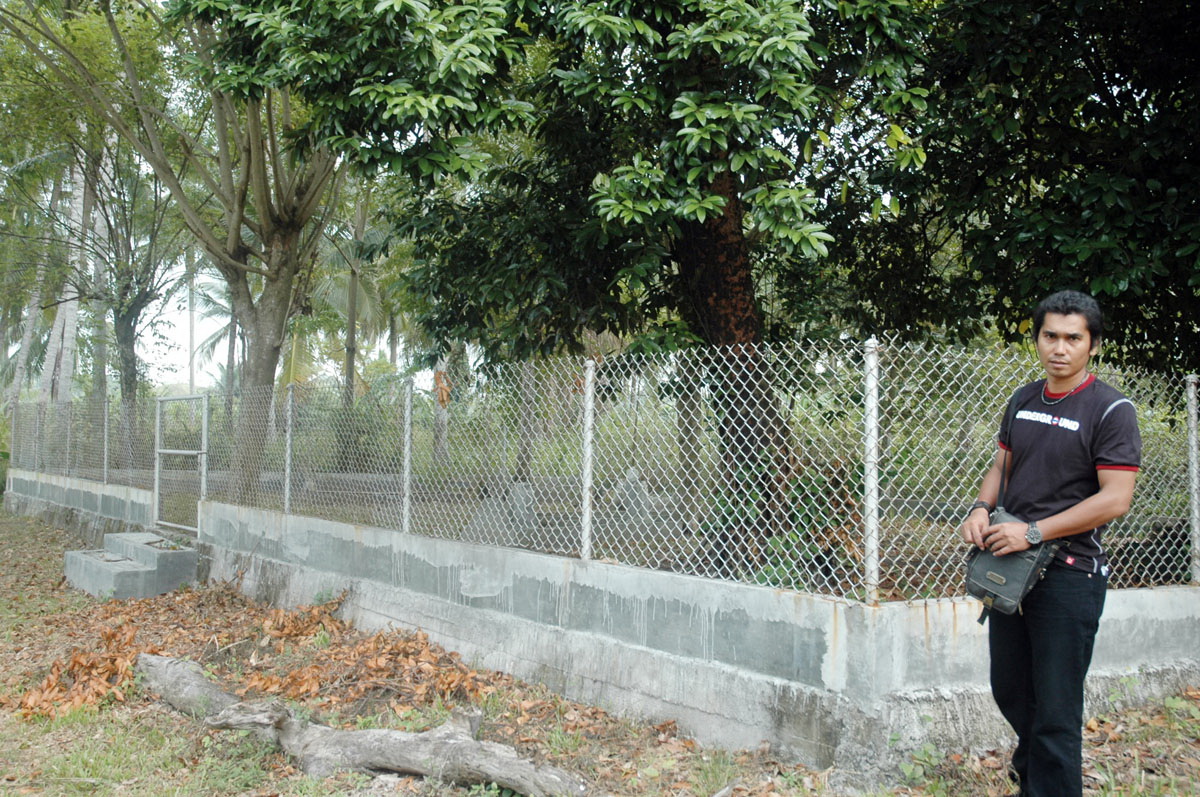 Di Depan Makam Syiah Hudam@01.jpg