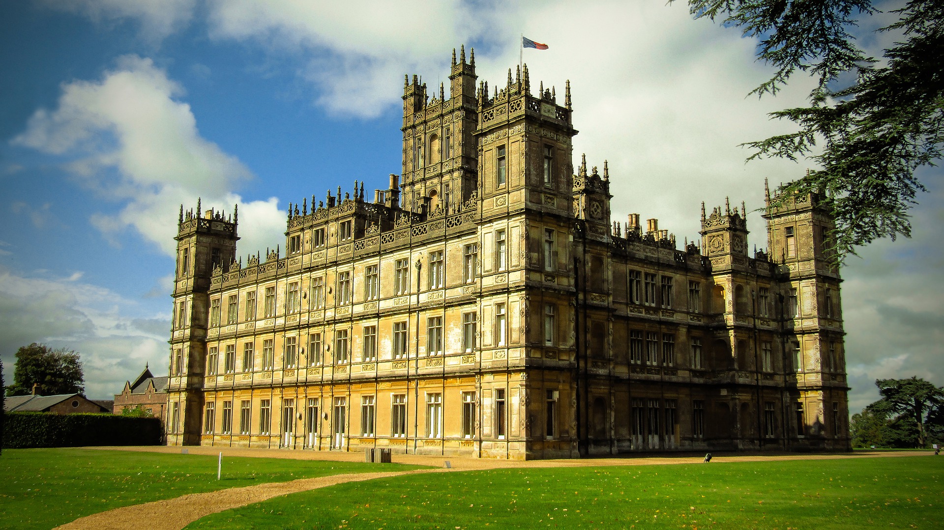 highclere-castle-gba4a99fee_1920.jpg