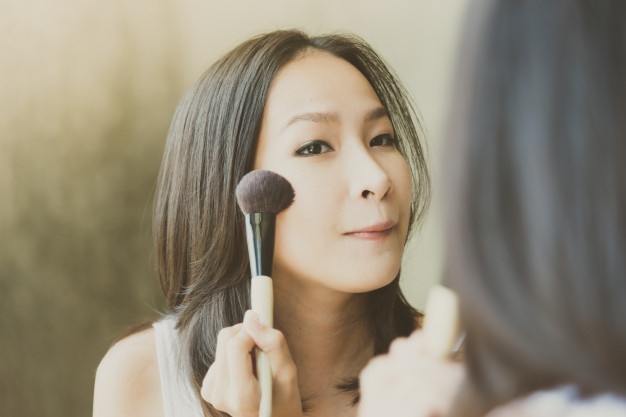young-asian-woman-make-up-yourself_74190-1218.jpg
