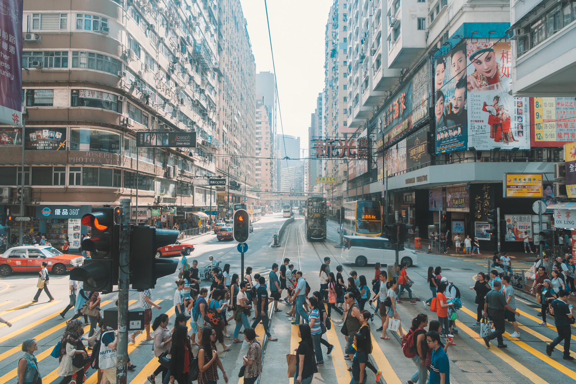 繁华香港街头的人流.jpg