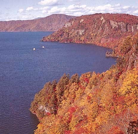 Lake-Towada-Towada-Hachimantai-National-Park-Japan-Honshu.jpg