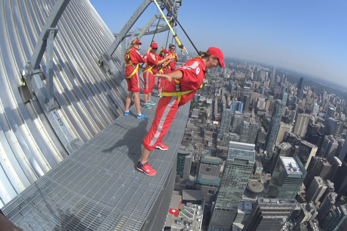 Edge walk. Башня си-эн Тауэр. Си-эн Тауэр Торонто. Аттракцион EDGEWALK В Торонто. EDGEWALK, телебашня си-эн Тауэр, Торонто, Канада.