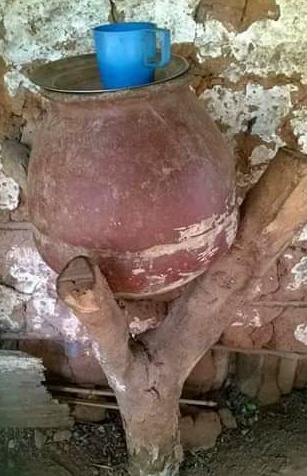 Tinaja de barro tradicional mexicana para conservar el agua fresca. Stock  Photo