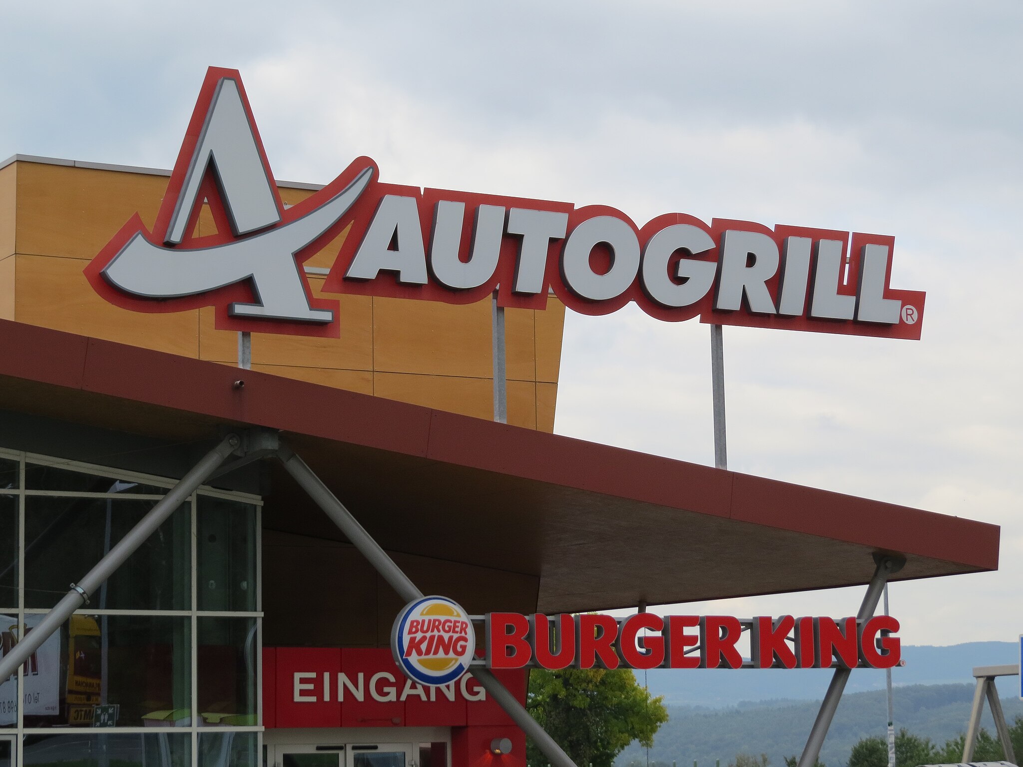 2048px-2017-09-21_(209)_Burger_King_restaurant_at_Raststation_Ybbs_an_der_Donau.jpg