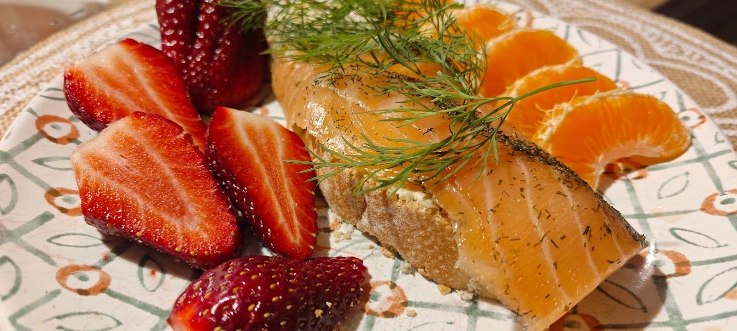 Erdbeeren und Lachs vom Markt.jpg