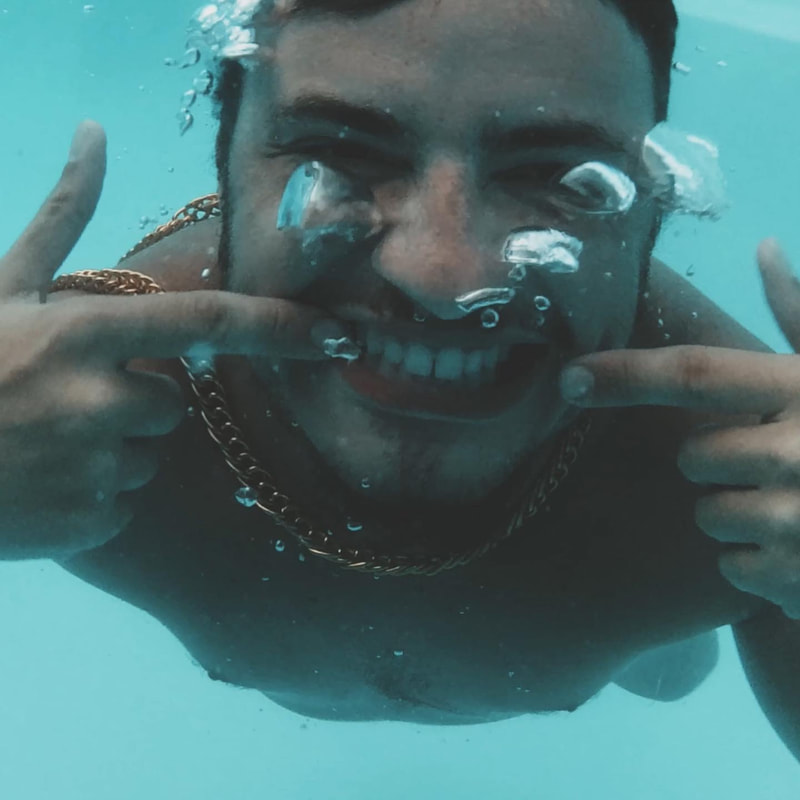 Ausi underwater.jpg