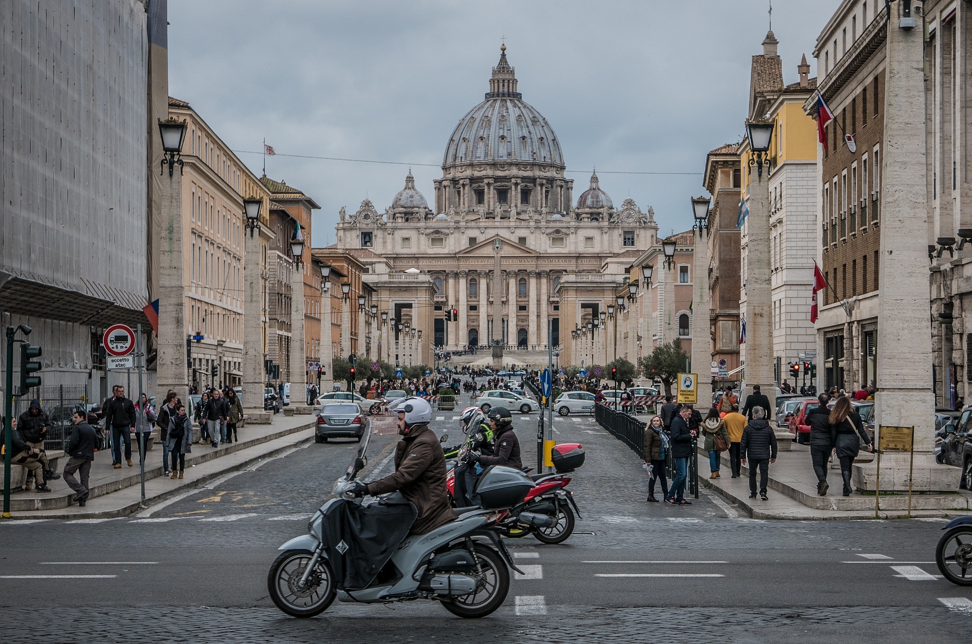 saint-peters-basilica-2040718_1920.jpg