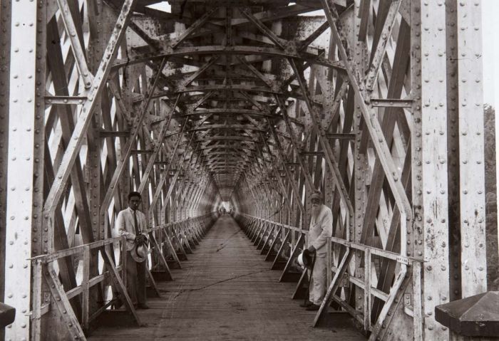 COLLECTIE_TROPENMUSEUM_G.F.J._Bley_op_de_onderliggende_verkeersbrug_van_een_spoorbrug_op_het_traject_Tasikmalaja_-_Bandjar_TMnr_60016858.jpg