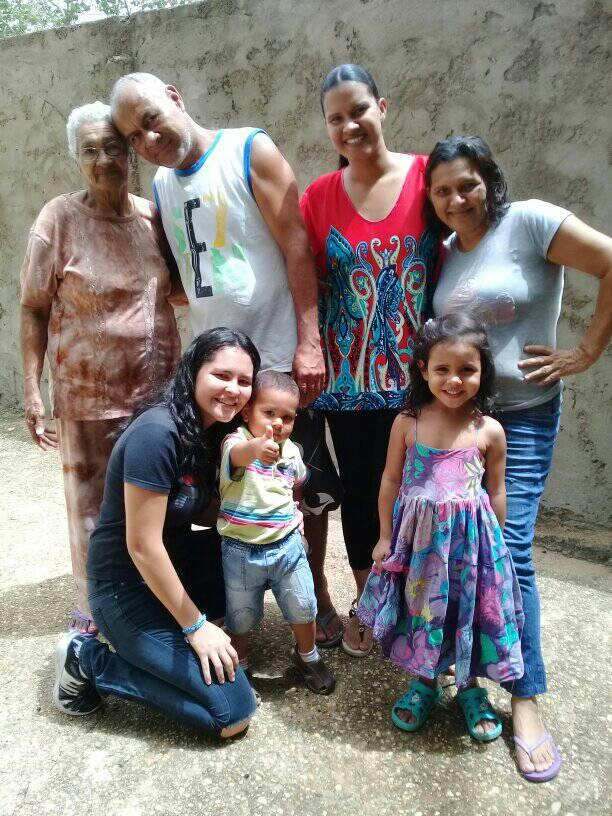 Carlis con sus padres y abuela ana.jpg
