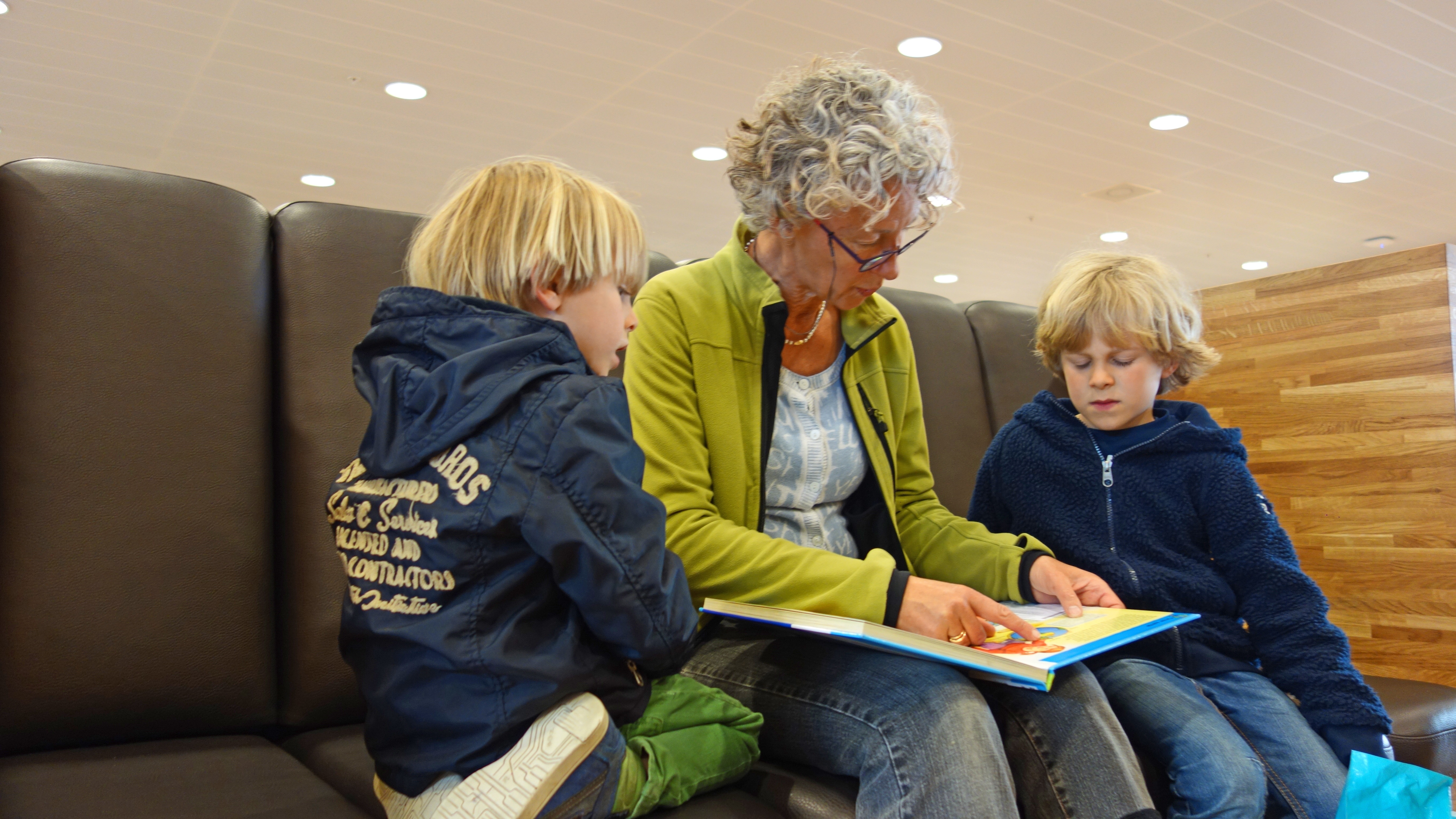 book-read-person-people-child-grandmother-721290-pxhere.com.jpg