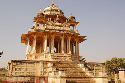 Chaurasi Khambon Ki Chhatri (84 Pillar Cenotaph), Bundi, Rajasthan (1683).jpg
