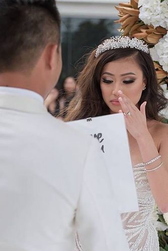 wedding-vow-examples-bride-with-her-vows-marcusbell-min-334x500.jpg