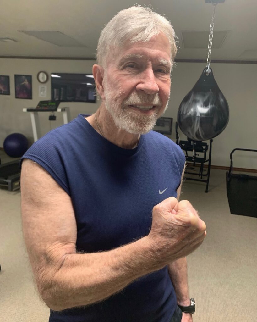 04 Chuck-Norris-in-the-gym-818x1024-1097592266.jpg