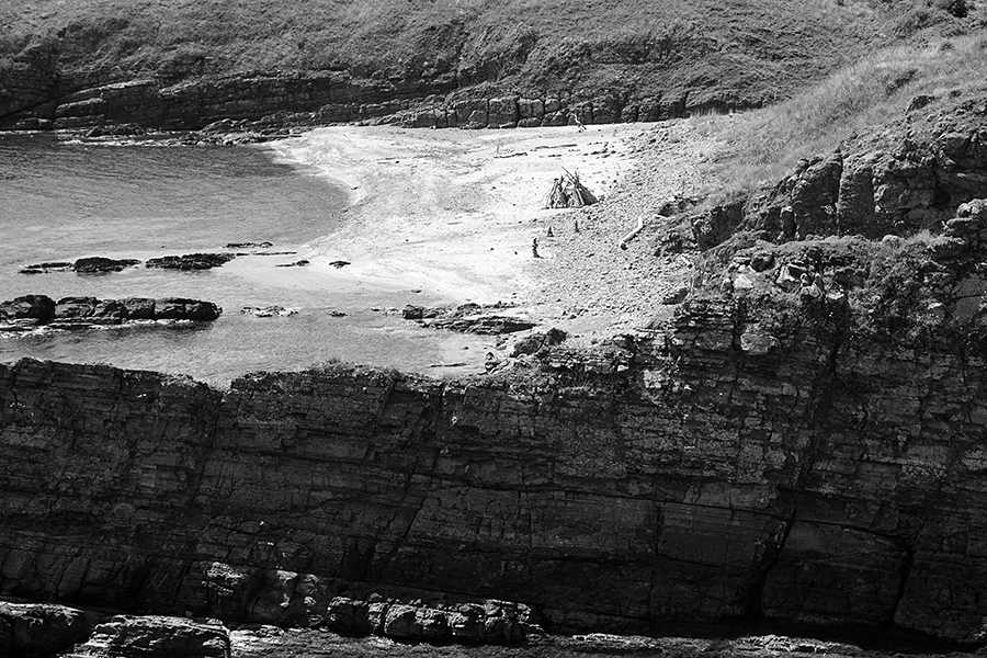Balanced_Stones_Beach_001_s_BW.jpg