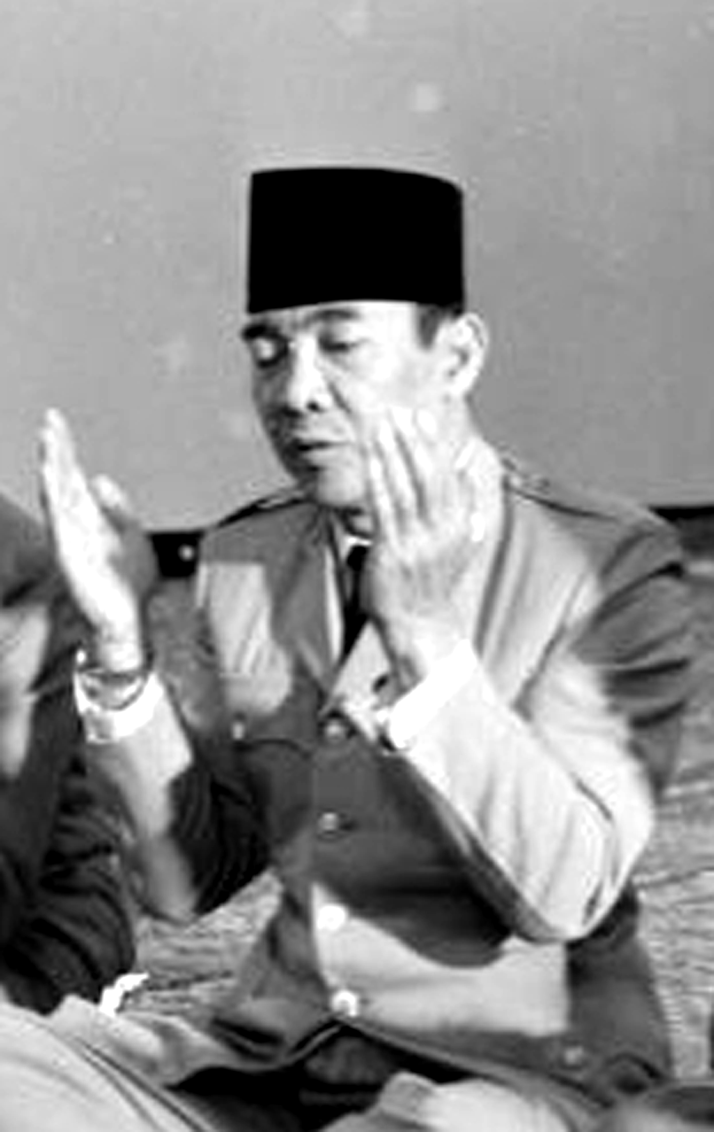 Soekarno berdoa.jpg