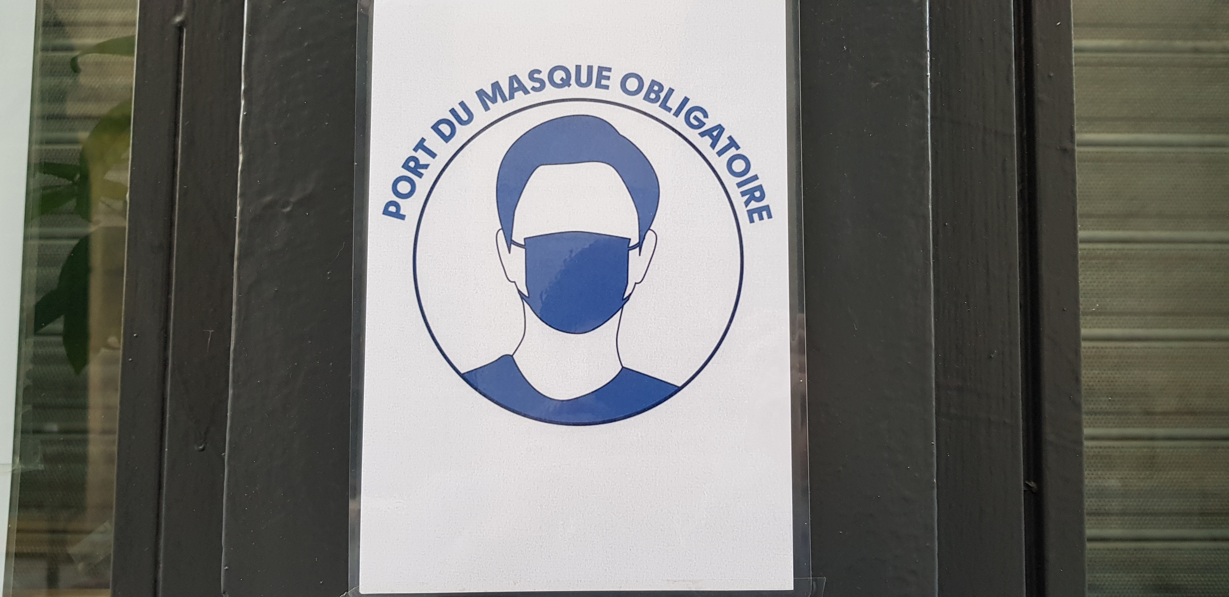 프랑스 밀폐된 공공장소에서 마스크 미착용시 벌금  135€