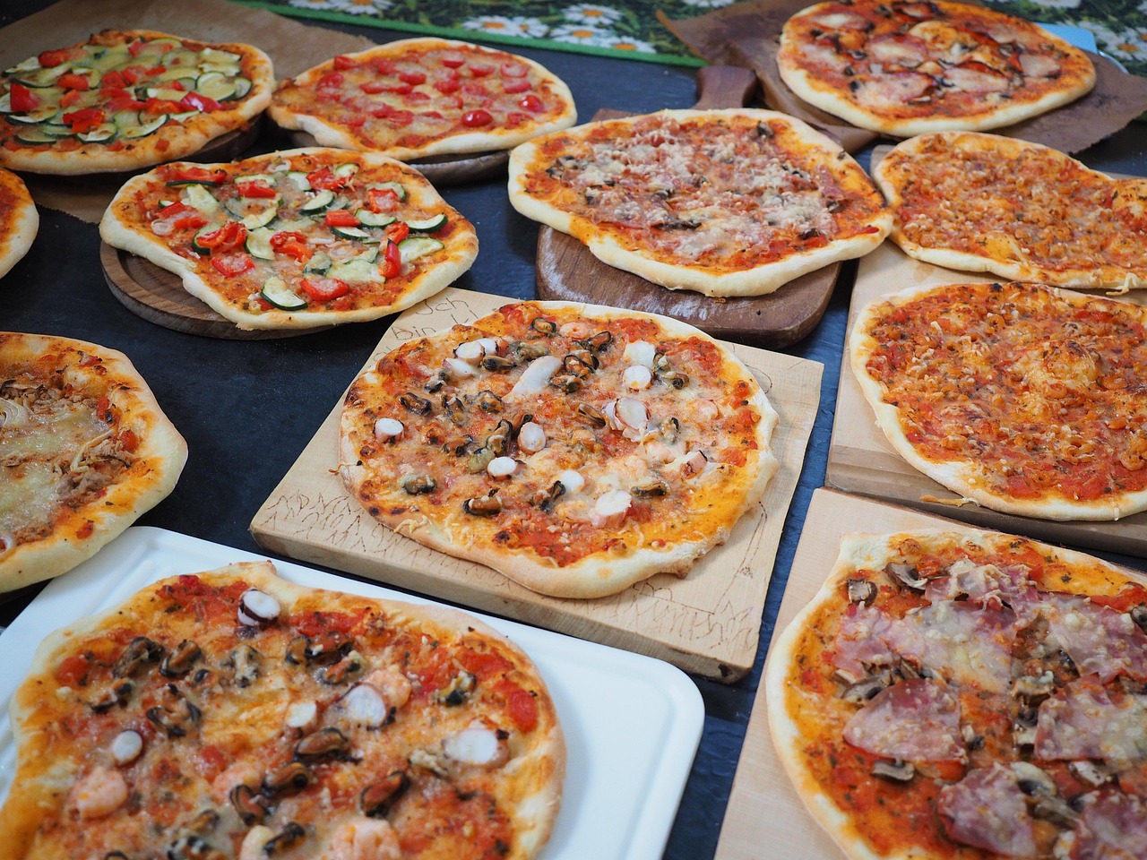 pizzas-2119638_1280 (1).jpg