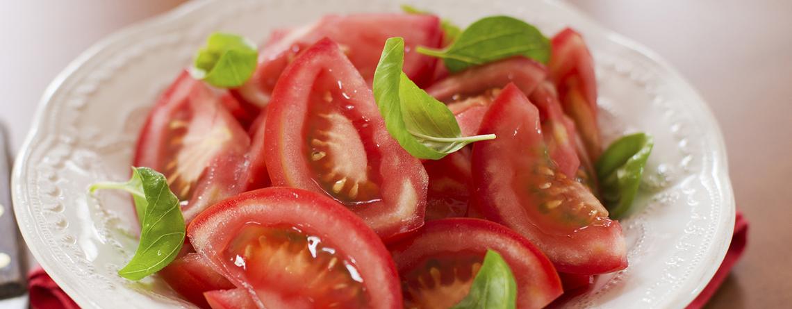 ensalada-de-tomates-con-albahaca_w1140.jpg