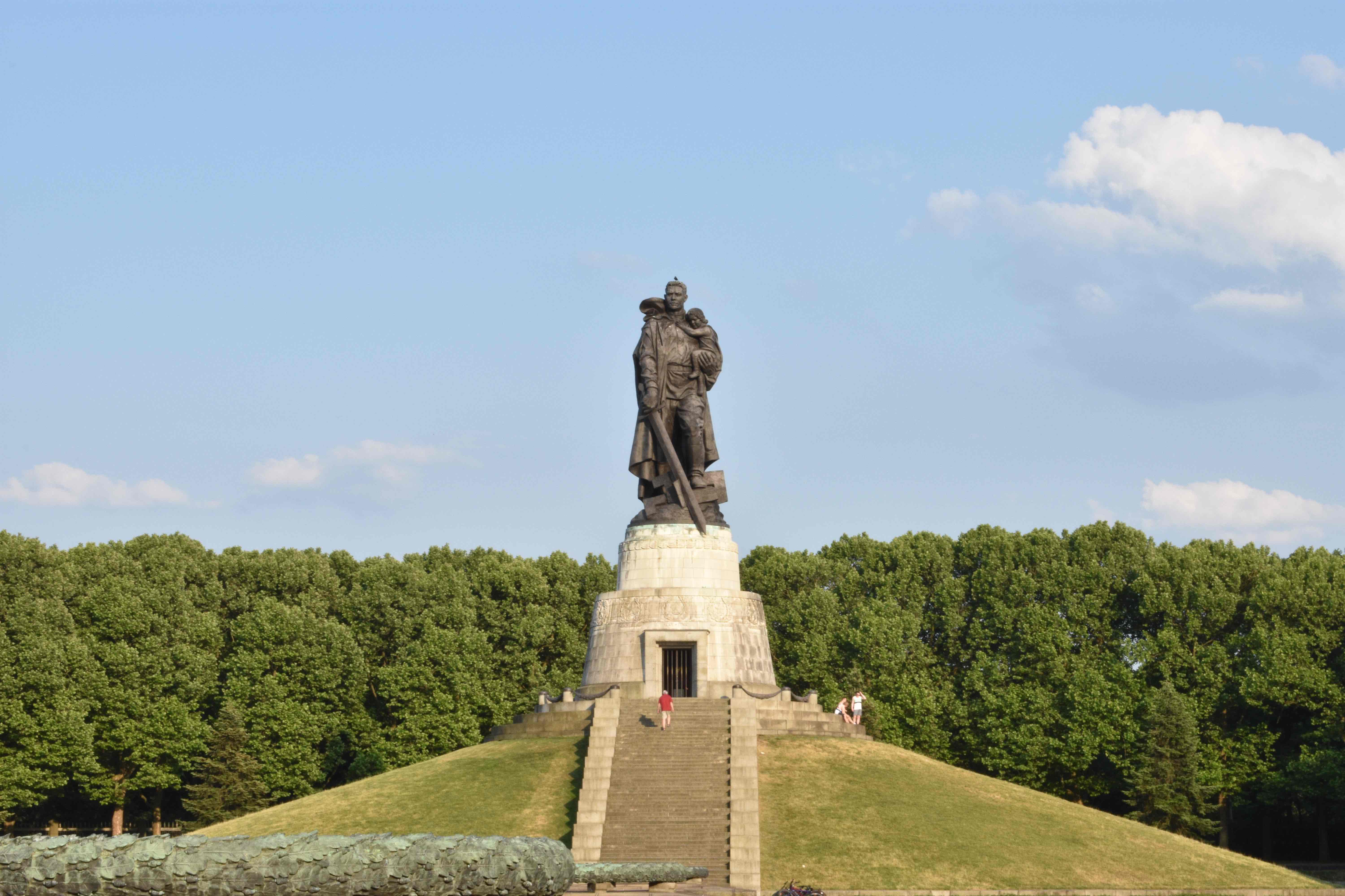 Воин освободитель в берлинском трептов парке. Воин-освободитель Трептов-парк Берлин. Трептов-парк мемориал советским солдатам в Берлине. Серпухов Трептов парк. Памятник воину-освободителю в Берлине в Трептов-парке.