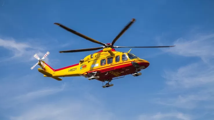 parapendio-pista-ciclabile-malcesine-turista-1.webp