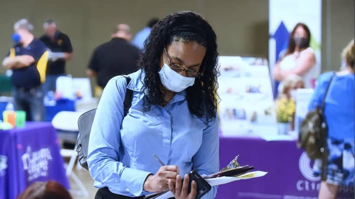 106971458-1636122316972-gettyimages-1232859026-05122021_PHH_JOB_FAIR_09.jpg
