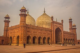 Badshahi_Masjid_-_Side_View.jpg