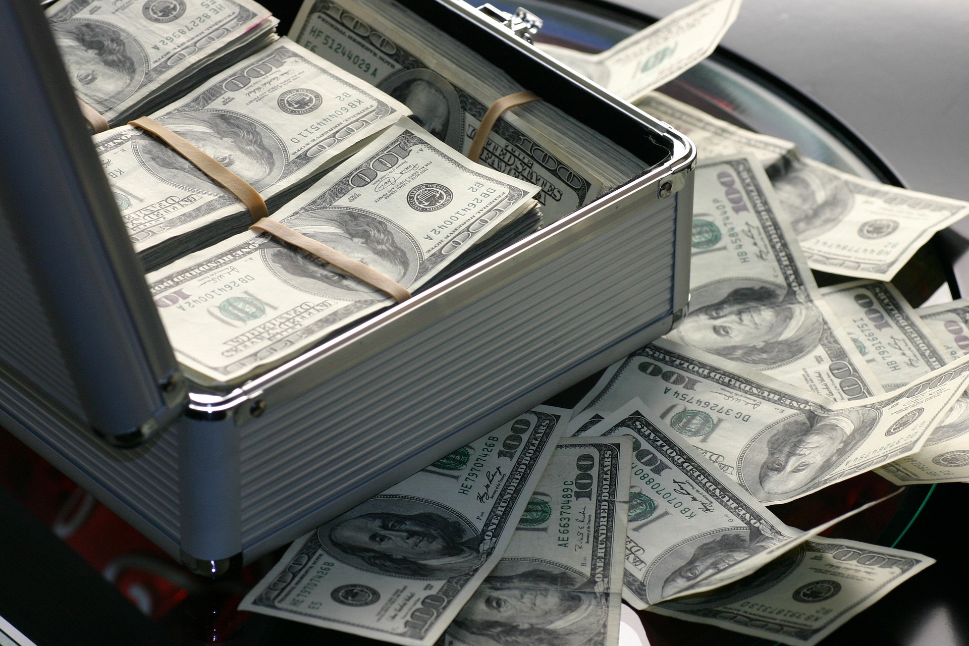 money-g66aa5c994_1920.jpg