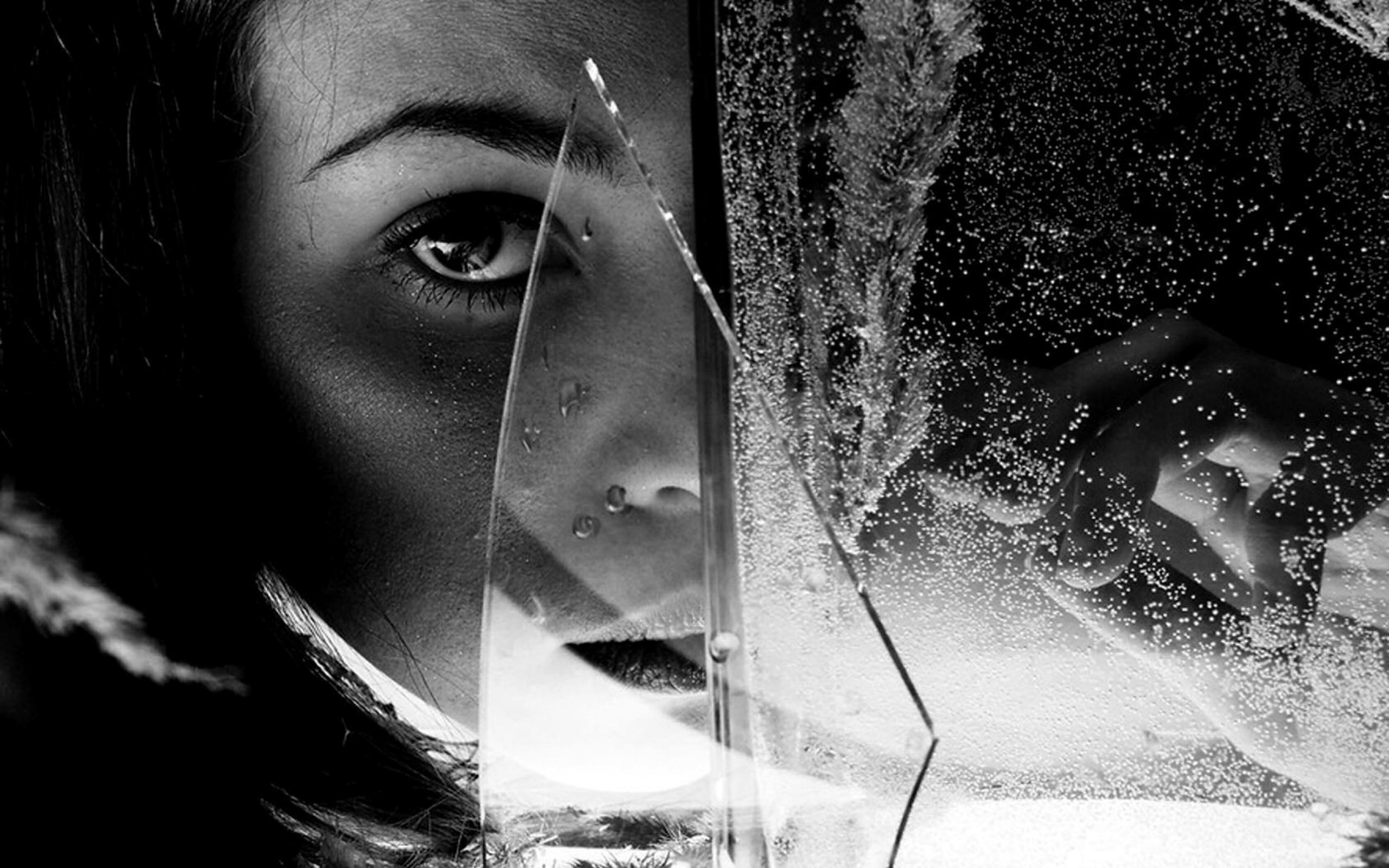Разбитые глаза песня. Девушка в осколках. Осколки стекла отражение. Отражение в стекле.