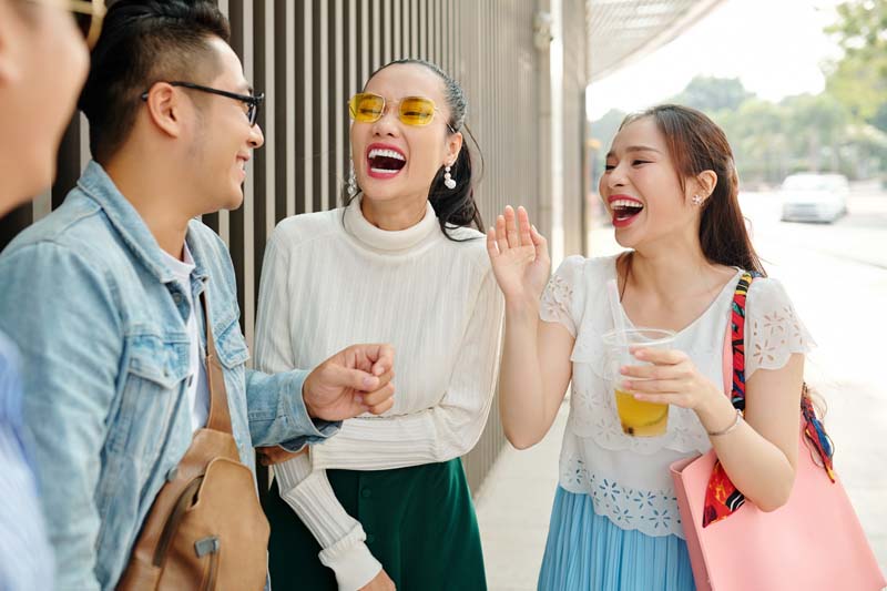 women-laughing-at-jokes-WZSGESP.jpg