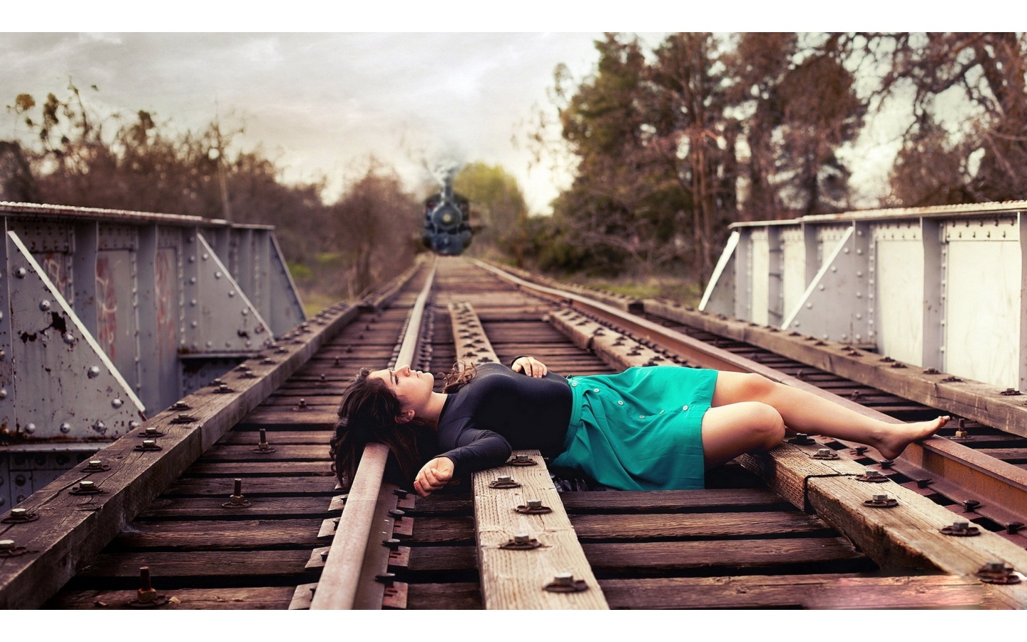 Woman Infant Lay On Tracks To Die A Train Passes Over Them But 