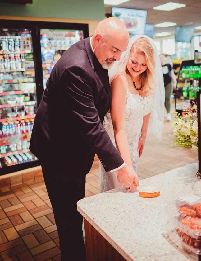 497946b7-8454-4987-9cb3-ada587b705bf-cutting_cake.jpg