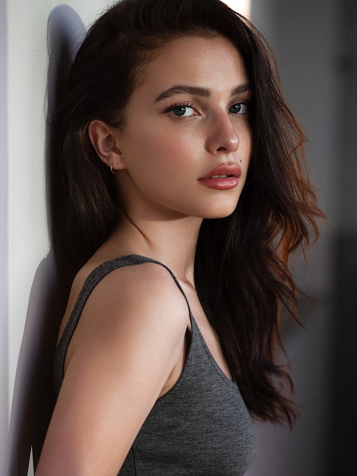 women-model-portrait-looking-at-viewer-wallpaper-preview.jpg
